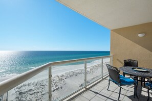 Un balcón con vista a la playa y al océano.