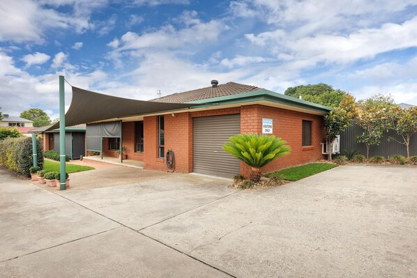 Exterior - Adorable Abode on Schubach - Fabulous, spacious two bedroom unit close to hospital in East Albury (East Albury)