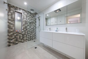 Bathroom - Adorable Abode on Schubach - Fabulous, spacious two bedroom unit close to hospital in East Albury (East Albury)