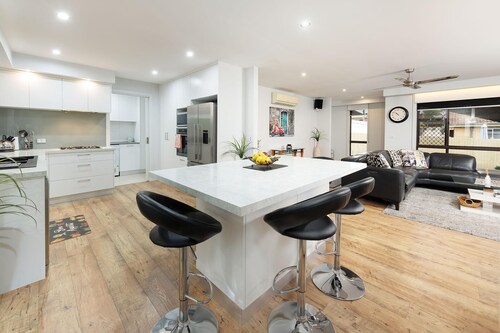 Adorable Abode on Schubach - Fabulous, spacious two bedroom unit close to hospital in East Albury