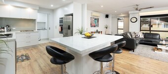 Adorable Abode on Schubach - Fabulous, spacious two bedroom unit close to hospital in East Albury