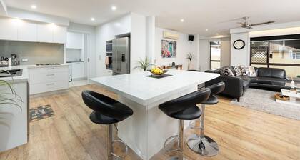 Adorable Abode on Schubach - Fabulous, spacious two bedroom unit close to hospital in East Albury