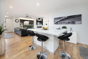 Dining - Adorable Abode on Schubach - Fabulous, spacious two bedroom unit close to hospital in East Albury (East Albury)
