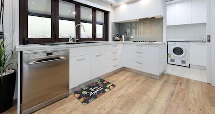Adorable Abode on Schubach - Fabulous, spacious two bedroom unit close to hospital in East Albury