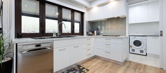 Adorable Abode on Schubach - Fabulous, spacious two bedroom unit close to hospital in East Albury