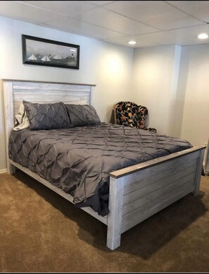 Room - Waterfront 3 bed, 3 bath home w/quiet cove location (Rocky Mount)