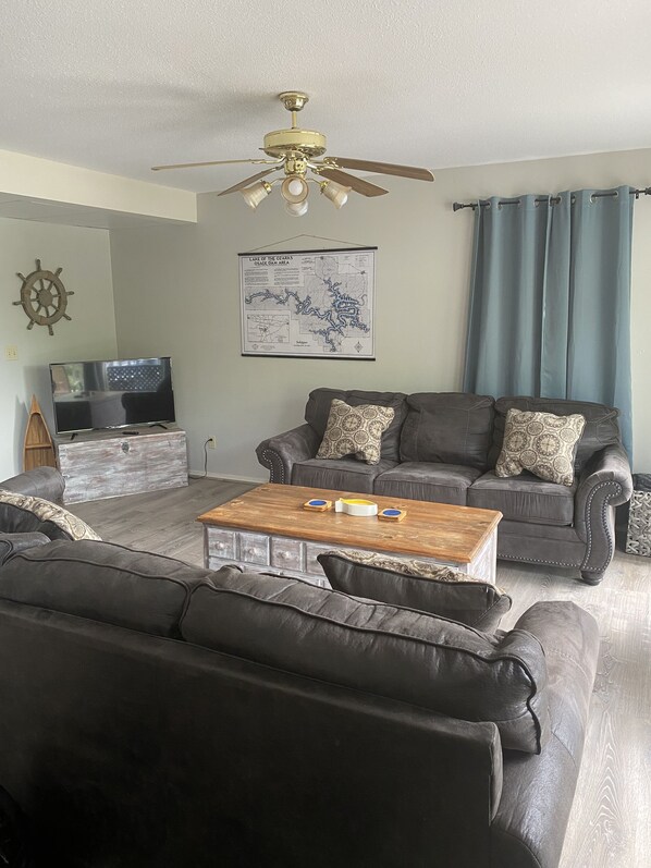 Living area - Waterfront 3 bed, 3 bath home w/quiet cove location (Rocky Mount)