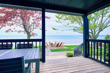 Terrace/patio. Cottage 14: Beachfront Cottage Escape