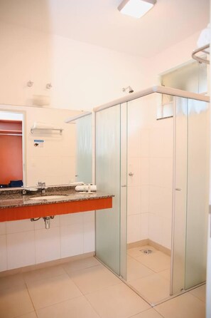 Douche, articles de toilette gratuits, sèche-cheveux, savon