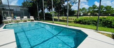 Piscine chauffée, chaises longues