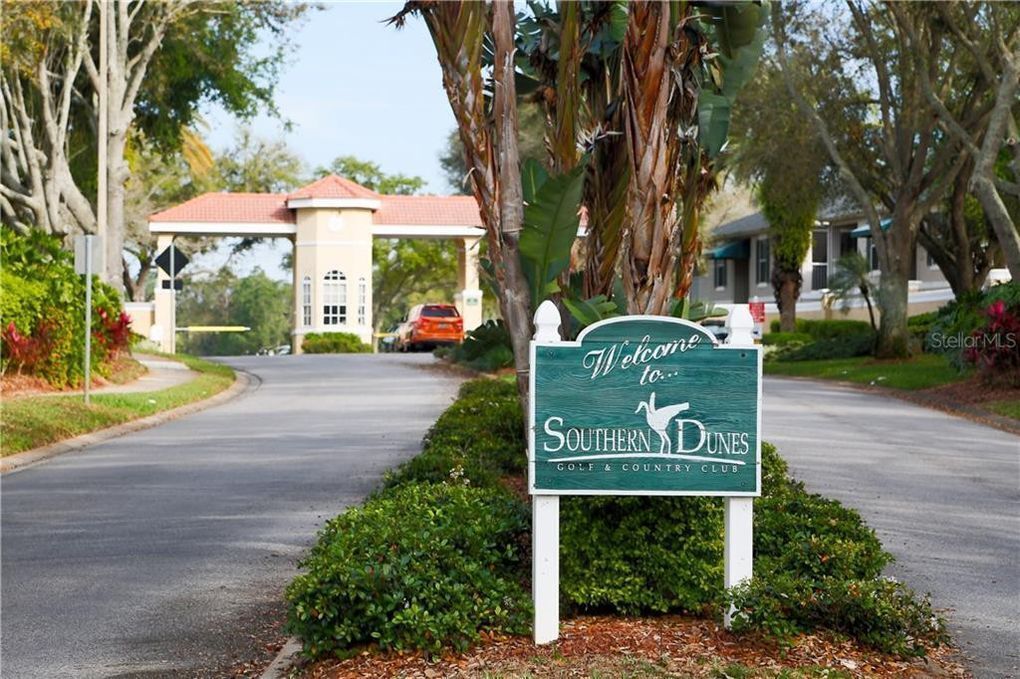 A sign welcoming visitors to Southern Dunes Golf & Country Club.