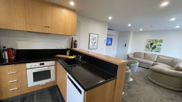 Fridge, oven, stovetop, dishwasher