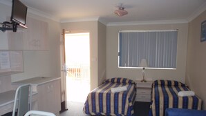Desk, iron/ironing board, free WiFi, individually furnished - SKY ACCOMMODATION (Wollongong)