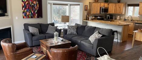 Smart-TV, Kamin, Stereoanlage