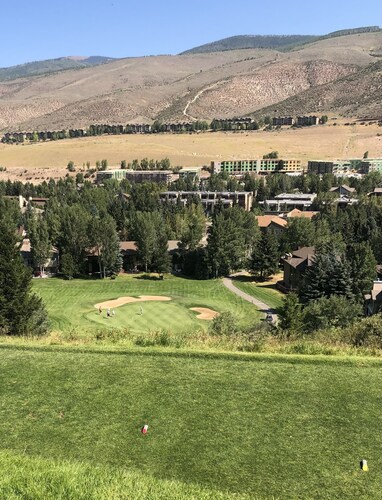 4 - Season Mountain Getaway - Skiing, Golf, Hiking all minutes away!