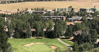 4 - Season Mountain Getaway - Skiing, Golf, Hiking all minutes away!