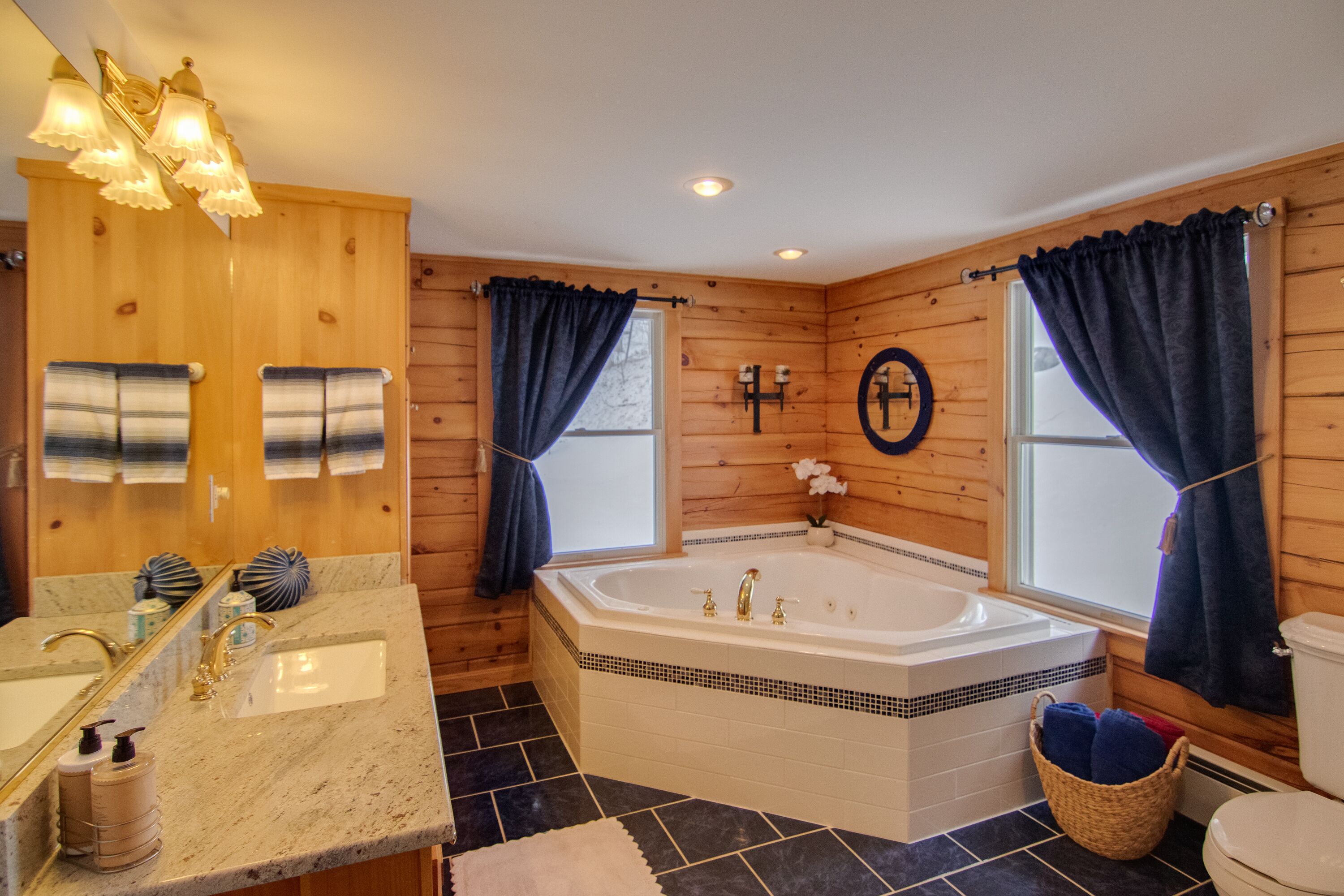 Shower, jetted bath, hair dryer, towels