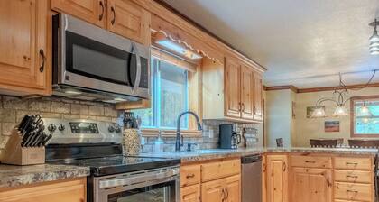 Delightful 3 bedroom cabin just 32 miles from YNP on Bills Island