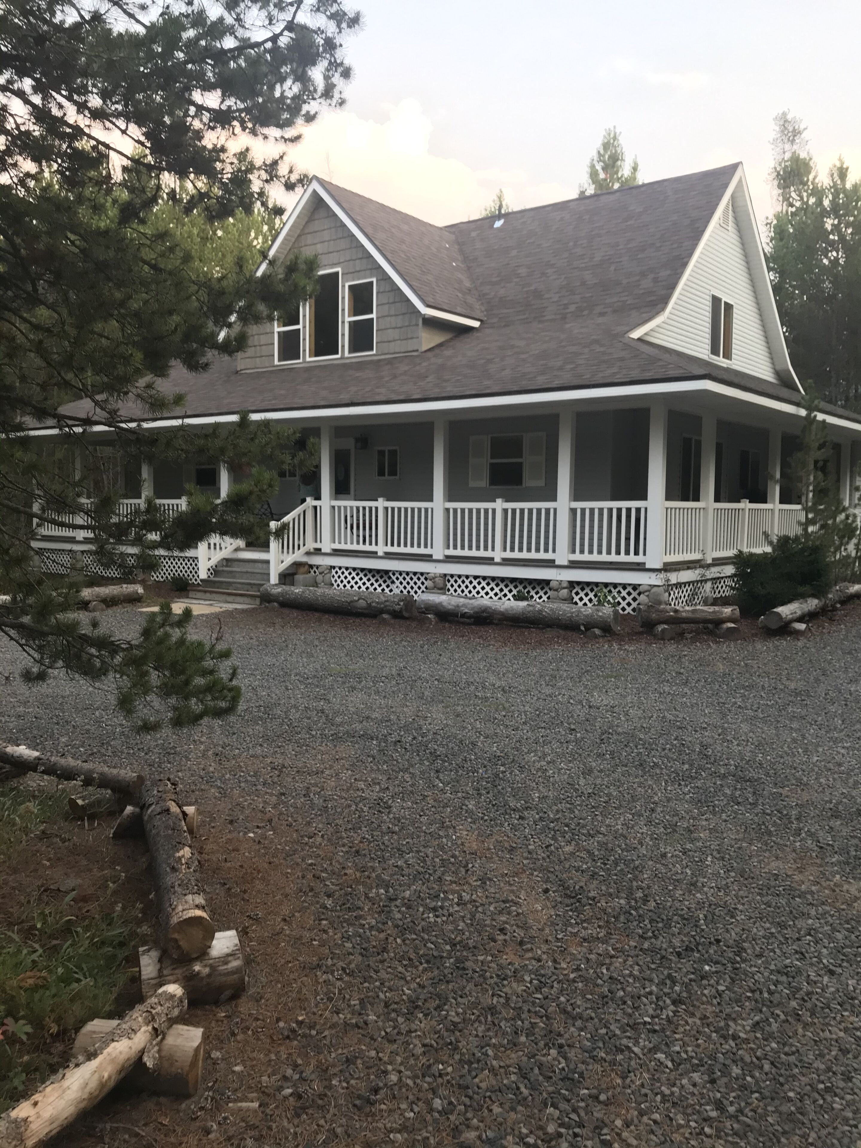 Delightful 3 bedroom cabin just 32 miles from YNP on Bills Island