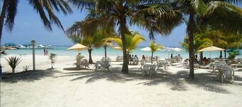 Island Oasis minutes from the beach. Boca Del Mar next to “Hamaca Gardens” hotel