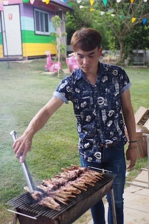 Quarto família | Cozinha compartilhada | Cooktop, panela elétrica de arroz, talheres/pratos/utensílios de cozinha