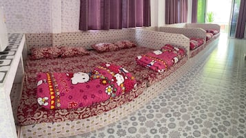 Habitación familiar | Ropa de cama hipoalergénica, decoración individual, wifi gratis