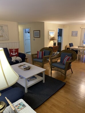 Smart-TV, Kamin, Bücher, Videothek