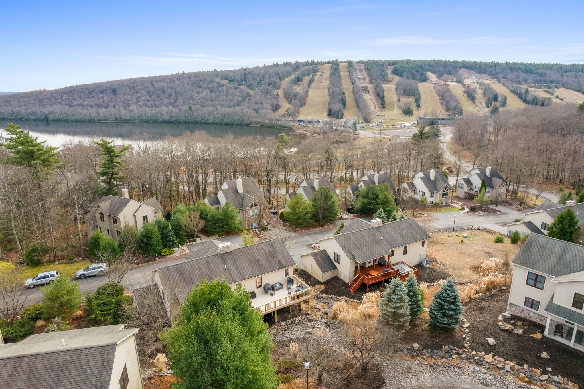 THE LIFT ~ Lake Harmony~ Hot Tub, Game Room, Fireplace, Extended Back Deck!! 