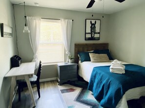 3 habitaciones, escritorio, tabla de planchar con plancha y wifi