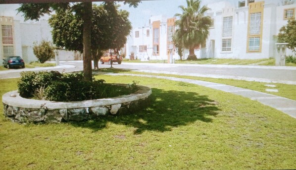 المنطقة المحيطة بالمنشأة