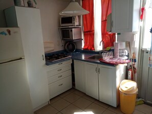 ثلاجة، ميكروويف، فرن، ماكينة لصنع القهوة/الشاي