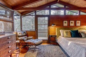 2 bedrooms, desk, iron/ironing board, WiFi