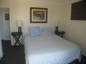 3 bedrooms, iron/ironing board, free WiFi, bed sheets -  Our Happy Place (Tauranga Taupo)