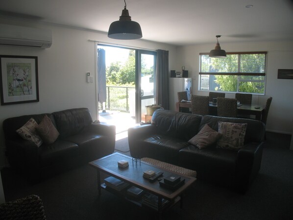 TV connectée, Netflix, lecteur de DVD, livres