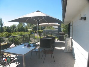 Outdoor dining - Our Happy Place, 3 bedroom house with all amenities. (Tauranga Taupo)