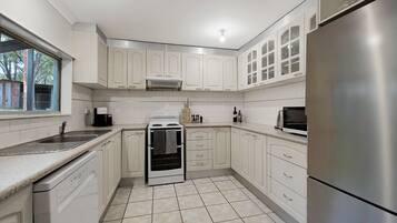 Basic-Haus | Eigene Küche | Großer Kühlschrank, Mikrowelle, Ofen, Herdplatte