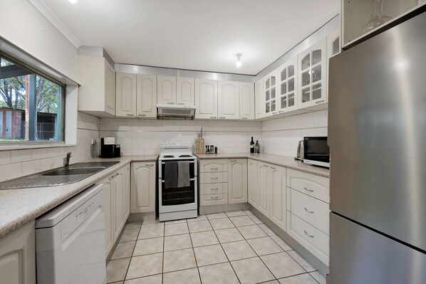 Basic-Haus | Eigene Küche | Großer Kühlschrank, Mikrowelle, Ofen, Herdplatte