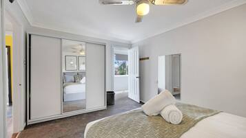 Basic-Haus | 4 Schlafzimmer, hochwertige Bettwaren, laptopgeeigneter Arbeitsplatz