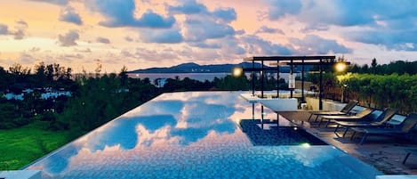 Infinity-bassäng och pool på takterrassen