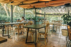 Outdoor dining - Cafe Hotel By Lars (Medellin)