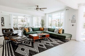 Téléviseur connecté, table de ping-pong, livres, chaîne audio