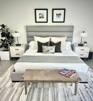 3 habitaciones, escritorio y tabla de planchar con plancha 