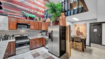 Een koelkast, een magnetron, een oven, een kookplaat