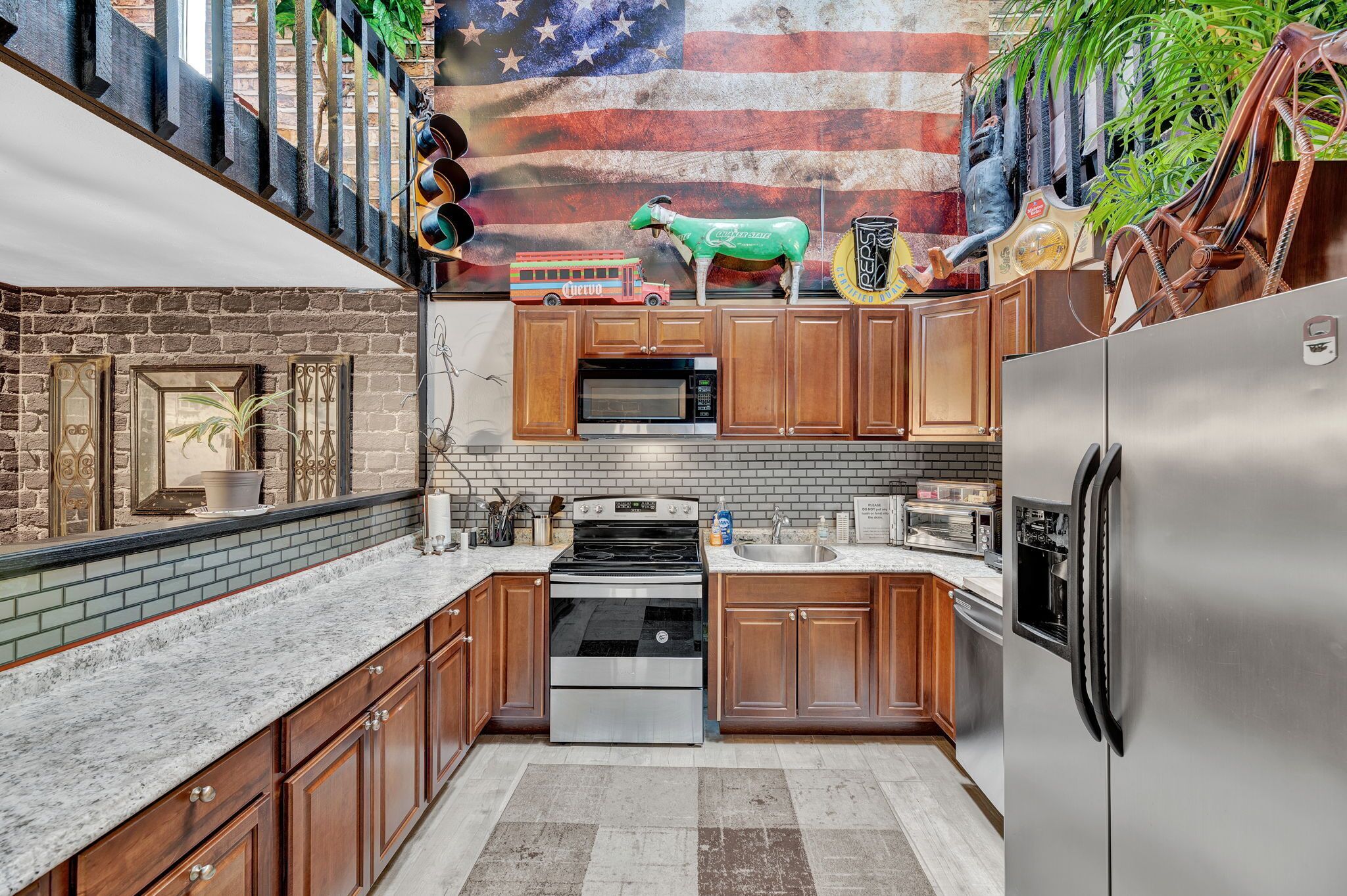 Kylskåp, mikrovågsugn, ugn och spishäll