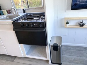 Fridge, microwave, oven, stovetop - Modern HouseBoat*AceLoca*4Miles*LegoLand* (Winter Haven)