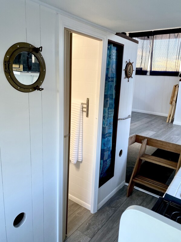 Interior - Modern HouseBoat*AceLoca*4Miles*LegoLand* (Winter Haven)