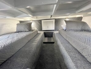 1 bedroom, iron/ironing board, free WiFi - Modern HouseBoat*AceLoca*4Miles*LegoLand* (Winter Haven)