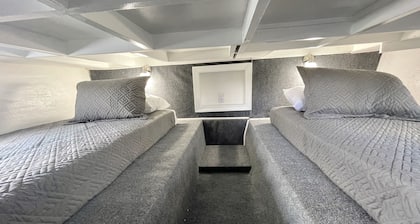 Modern HouseBoat*AceLoca*4Miles*LegoLand*