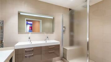 Douche, sèche-cheveux, serviettes fournies, papier toilette