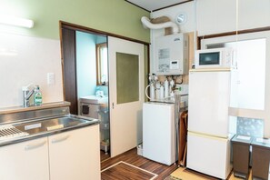 House, 2 Bedrooms, Non Smoking | Private kitchen | Fridge, microwave, stovetop, electric kettle